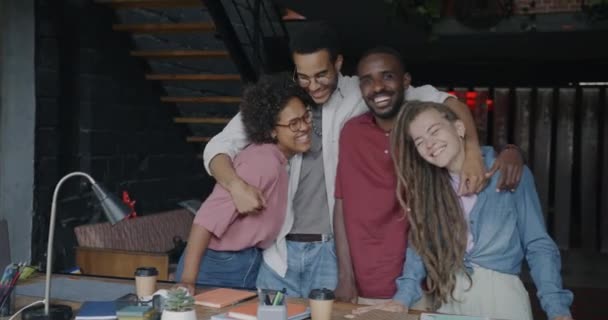 Grupo Multiétnico Hombres Mujeres Colegas Pie Oficina Moderna Abrazando Riendo — Vídeo de stock