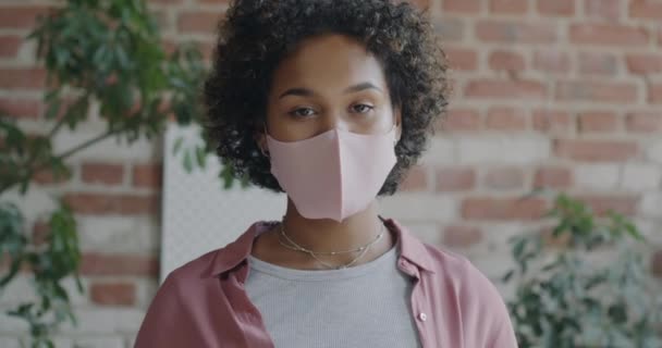 Portrét Afroameričanky Masce Obličeji Stojící Podkrovní Kanceláři Během Epidemie Corona — Stock video