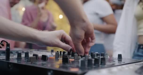 파티를 즐기는 사람들의 카페에서 음악을 Dj의 클로즈업 — 비디오