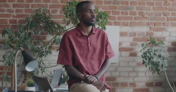 Sikeres Afro Amerikai Férfi Vállalkozó Fordult Kamera Mosolygós Tetőtéri Stílusú — Stock videók