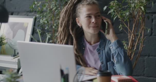 Ung Affärskvinna Talar Mobiltelefon Arbetar Från Loft Stil Kontor Ensam — Stockvideo