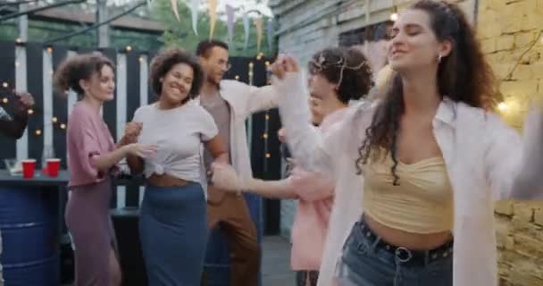 穿着时髦服装的快乐的年轻女子在街上的咖啡馆里跳舞 享受闲暇时间的音乐 当代生活方式和娱乐概念 — 图库视频影像