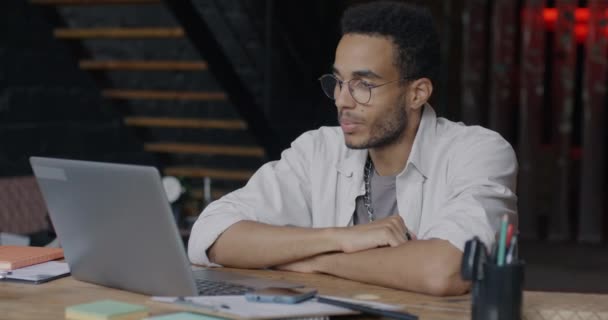 オンラインビデオ通話中に話すアフリカ系アメリカ人起業家は ロフトスタイルのオフィスで仮想会議に集中しました 仕事とコミュニケーションのコンセプト — ストック動画
