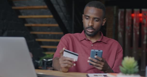 Επιτυχημένος Αφρο Αμερικανός Άνθρωπος Πληρώνει Smartphone Και Πιστωτική Κάρτα Κάθεται — Αρχείο Βίντεο