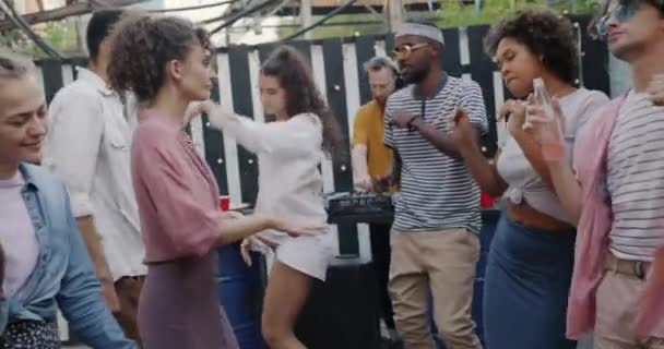 Różnorodna Grupa Młodych Ludzi Tańczy Relaksująco Słuchając Muzyki Bawiącej Się — Wideo stockowe