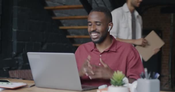 Νεαρός Αφροαμερικανός Κάνει Online Βιντεοκλήση Φορητό Υπολογιστή Και Ακουστικά Μιλώντας — Αρχείο Βίντεο