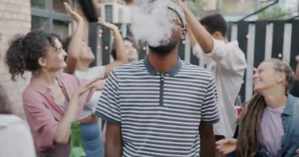 Zpomalený Pohyb Radostného Chlapa Kouřícího Cigaretu Relaxujícího Venkovním Večírku Terase — Stock video