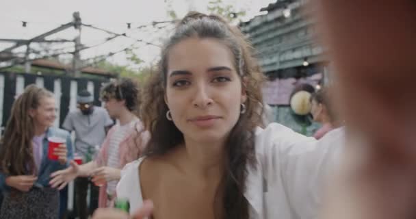 在夏天愉快的露天派对上 快乐的年轻女子一边说着祝酒词 一边在视频通话中亲吻着空气 青年与交流概念 — 图库视频影像