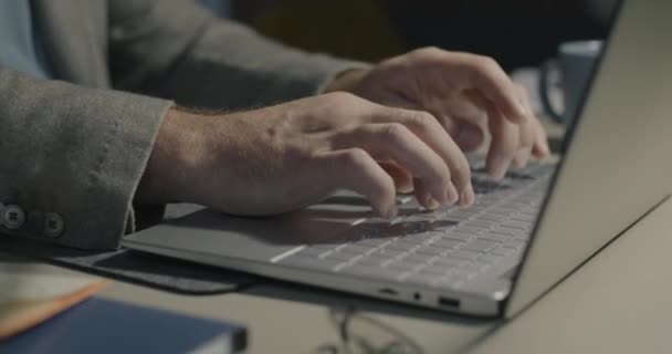 저녁에 사무실에서 책상에서 프로그램 개발에서 노트북을 클로즈업 프로그래밍 — 비디오