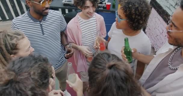 学生们在聚会上敬酒 在户外饮酒的高视角 庆祝和现代生活方式概念 — 图库视频影像