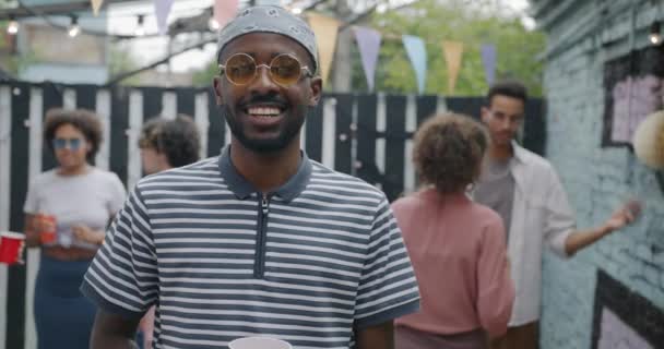 Медленный Портрет Улыбающегося Афроамериканца Стоящего Приятной Вечеринке Улице Смотрящего Камеру — стоковое видео