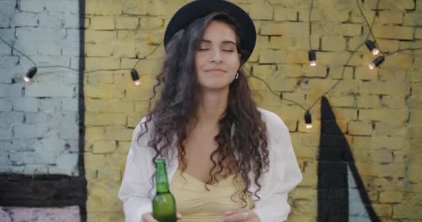 Ritratto Gioiosa Giovane Donna Che Balla Beve Dalla Bottiglia Godendosi — Video Stock