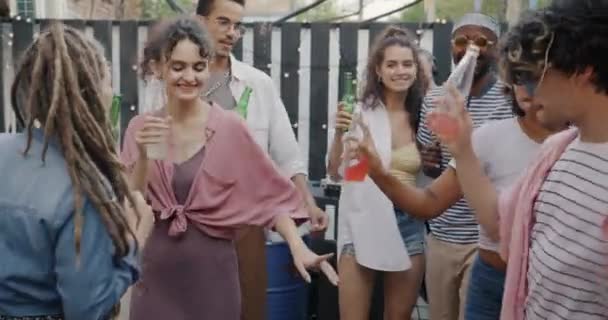 Movimento Lento Jovens Felizes Dançando Música Café Livre Segurando Garrafas — Vídeo de Stock