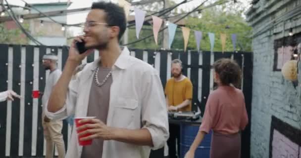 Gelukkige Afro Amerikaanse Man Die Mobiel Telefoneert Spreekt Danst Een — Stockvideo