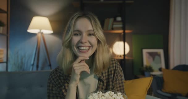 Portrait Jeune Femme Joyeuse Regardant Film Drôle Télévision Riant Regardant — Video