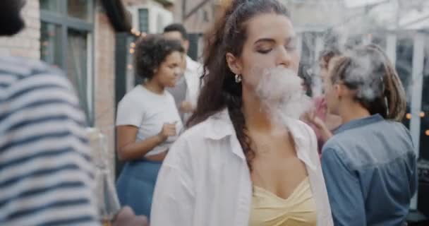Slow Motion Glad Ung Kvinna Röker Elektronisk Cigarett Och Dansar — Stockvideo