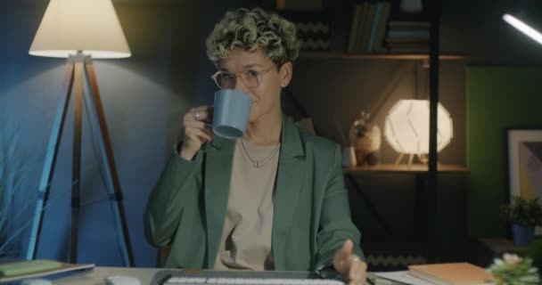 Női Vállalkozó Beszél Gesztikuláló Ivás Tea Alatt Online Video Hívás — Stock videók
