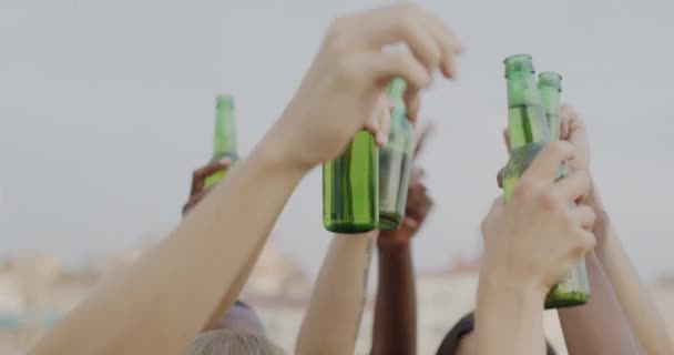 Närbild Händer Som Håller Ölflaskor Dansar Himlen Bakgrund Medan Vänner — Stockvideo