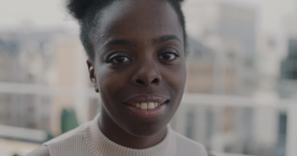 Portret Beztroskiego Afroamerykanina Uśmiechniętego Rozmazanym Tle Miejskim Koncepcja Szczęścia Tysiącleci — Wideo stockowe
