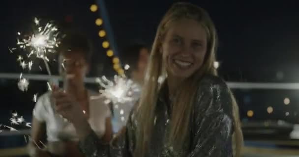 Portrait Ralenti Joyeuses Danses Blondes Avec Scintillement Nuit Profitant Fête — Video