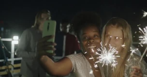 Amis Féminins Prenant Selfie Avec Des Lumières Bengale Fête Nuit — Video