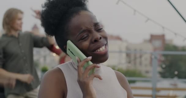 Молодая Афроамериканка Разговаривает Мобильному Телефону Крича Вечеринке Крыше Громкой Музыкой — стоковое видео