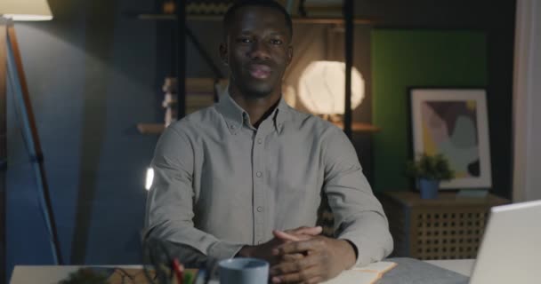 어두운 사무실에서 책상에 아프리카계 미국인 기업가의 초상화 카메라를 사람과 — 비디오