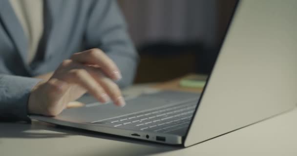 Κοντινό Πλάνο Των Γυναικών Χεριών Που Εργάζονται Πληκτρολόγηση Laptop Στο — Αρχείο Βίντεο