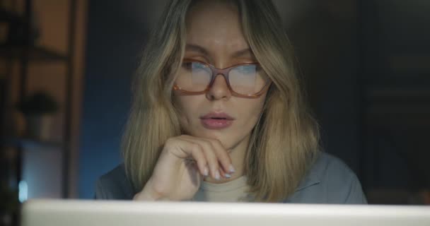 Zbliżenie Zamyślonej Bizneswoman Pracującej Laptopem Patrząc Wieczorem Ekran Ciemnym Biurze — Wideo stockowe
