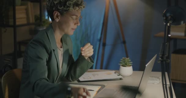노트북과 저녁에 어두운 사무실에서 마시는 직원의 초상화 야심찬 사람들과 — 비디오