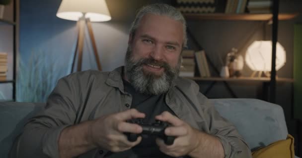 Retrato Hombre Mediana Edad Emocionado Jugando Videojuego Con Joystick Mirando — Vídeo de stock
