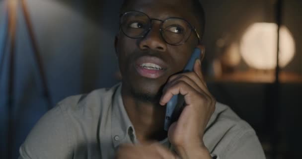Biznesmen Rozmawiający Przez Telefon Komórkowy Omawiający Pracę Koncentruje Się Profesjonalnej — Wideo stockowe