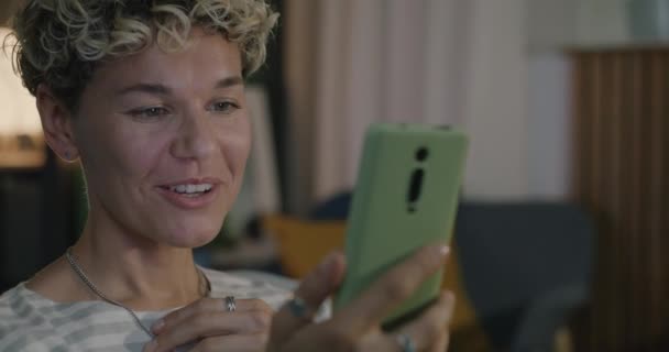 Wesoła Młoda Kobieta Wykonująca Wideo Połączenie Online Smartfonem Czacie Uśmiechając — Wideo stockowe