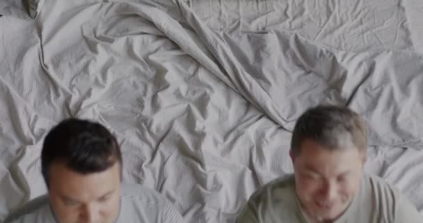 Horní Pohled Zpomalit Film Roztomilé Gayové Pár Padající Posteli Baví — Stock video