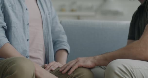 Zbliżenie Mężczyzn Trzymających Się Ręce Wyrażających Miłość Dotykającą Kolana Siedzącego — Wideo stockowe