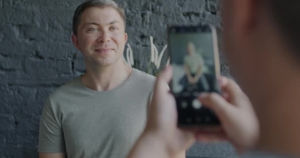 Χαρούμενος Άντρας Πιτζάμες Ποζάροντας Για Κάμερα Smartphone Ενώ Φίλος Του — Αρχείο Βίντεο