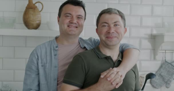 Portrét Šťastného Mladého Muže Jak Stojí Kuchyni Objímá Manžela Užívá — Stock video