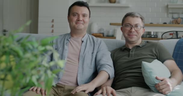 Aynı Cinsiyetten Erkek Çiftin Ele Tutuşup Evdeki Kanepede Oturup Birbirlerine — Stok video