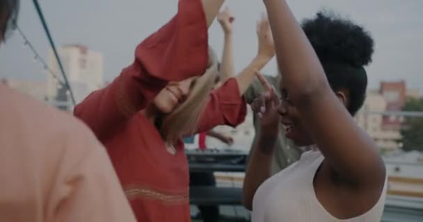 Movimento Lento Mulheres Amigas Afro Americanas Caucasianas Dançando Abraços Desfrutando — Vídeo de Stock