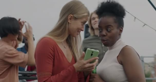 Vidám Hölgyek Okostelefonnal Beszélgetnek Közösségi Médiáról Háztetőn Modern Technológia Barátság — Stock videók