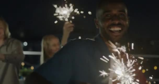 ハンサムなアフリカ系アメリカ人の男のゆっくりとした動きの肖像画は 夜の友人とパーティーを楽しんで笑顔で踊ります お祝いと休日のコンセプト — ストック動画