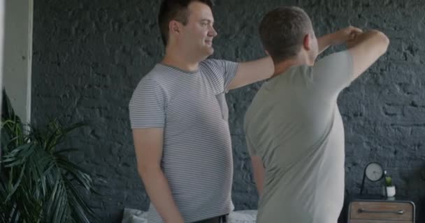 Cámara Lenta Hombres Gays Románticos Bailando Dormitorio Tomados Mano Expresando — Vídeo de stock