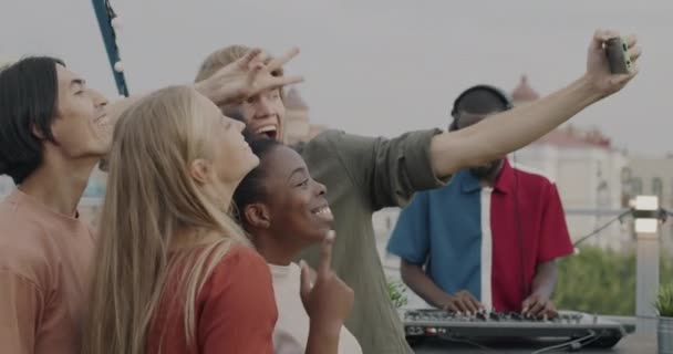 Glada Vänner Poserar För Smartphone Kamera Tar Selfie Kul Dans — Stockvideo