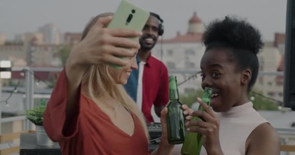 Игривые Подружки Позируют Перед Камерой Смартфона Пивными Бутылками Наслаждаясь Вечеринкой — стоковое видео