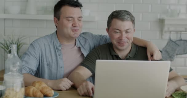 Radosna Homoseksualna Para Rozmawiająca Przez Internet Wymachująca Rękami Śmiejąca Się — Wideo stockowe
