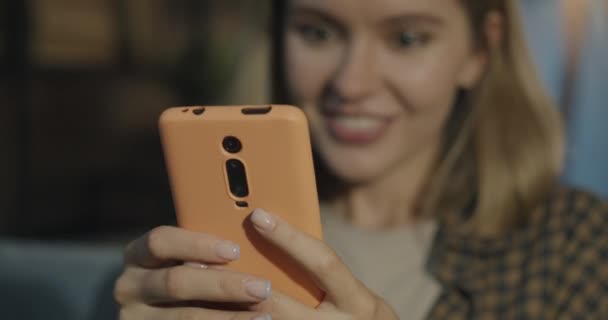 Lähikuva Älypuhelimen Iloinen Nuori Nainen Tilalla Gadget Käyttäen Sosiaalista Mediaa — kuvapankkivideo