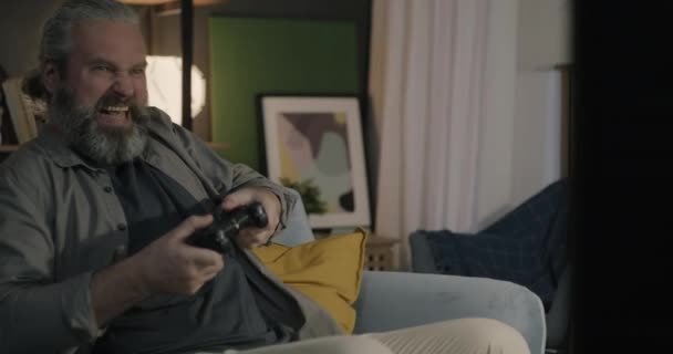 Homem Animado Jogando Videogame Com Joystick Console Ganhando Celebrando Vitória — Vídeo de Stock