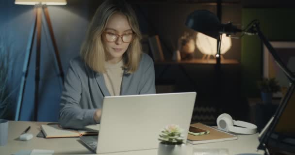 Ambiciózus Vállalkozó Dolgozik Laptop Gépelés Íróasztal Sötét Apartman Éjszaka Üzleti — Stock videók