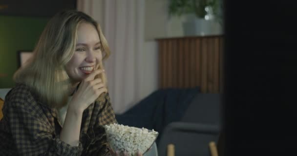 Glädjande Ung Kvinna Tittar Äta Popcorn Skrattar Kul Mörk Lägenhet — Stockvideo