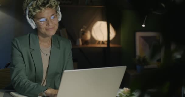 Veselá Mladá Podnikatelka Pracující Laptopem Poslouchající Noci Hudbu Sluchátky Temné — Stock video